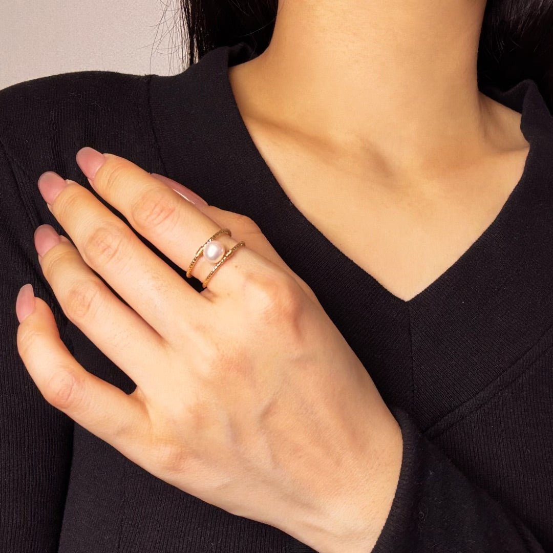 Bague Perle Naturelle Torsadée Ajustable, Bijou Artisanal Fil Cuivre - Biloria