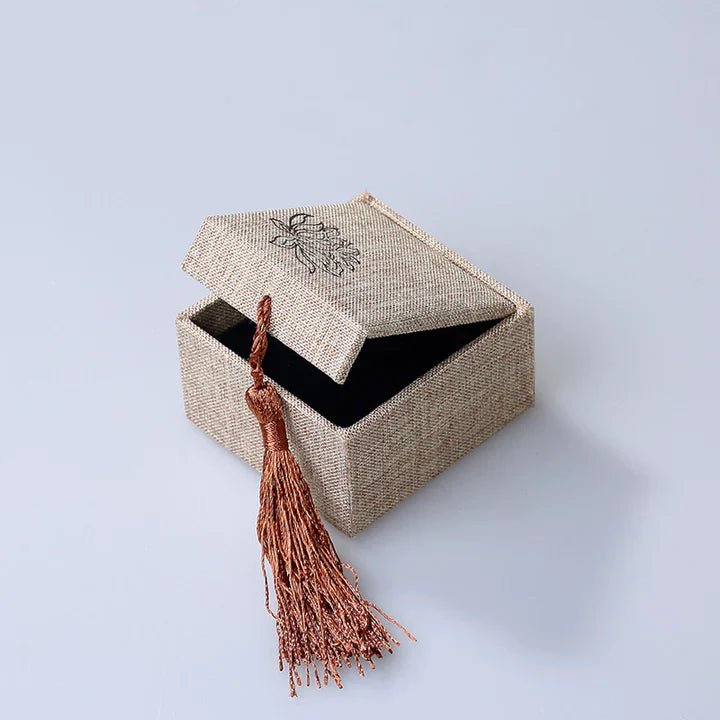 Boîte Cadeau Lotus en Lin Gris pour Bijoux - Biloria