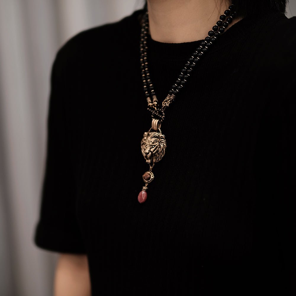 Collier Agate Noire Roi Lion en Laiton et Pierres Naturelles - Biloria