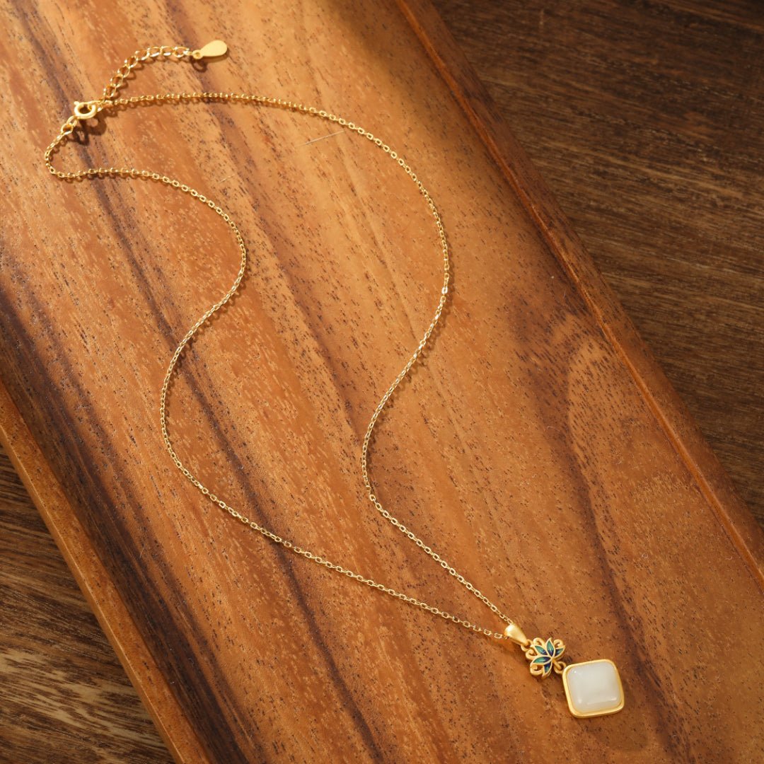 Collier Jade Blanc Lotus Bleu Argent Plaqué Or - Biloria