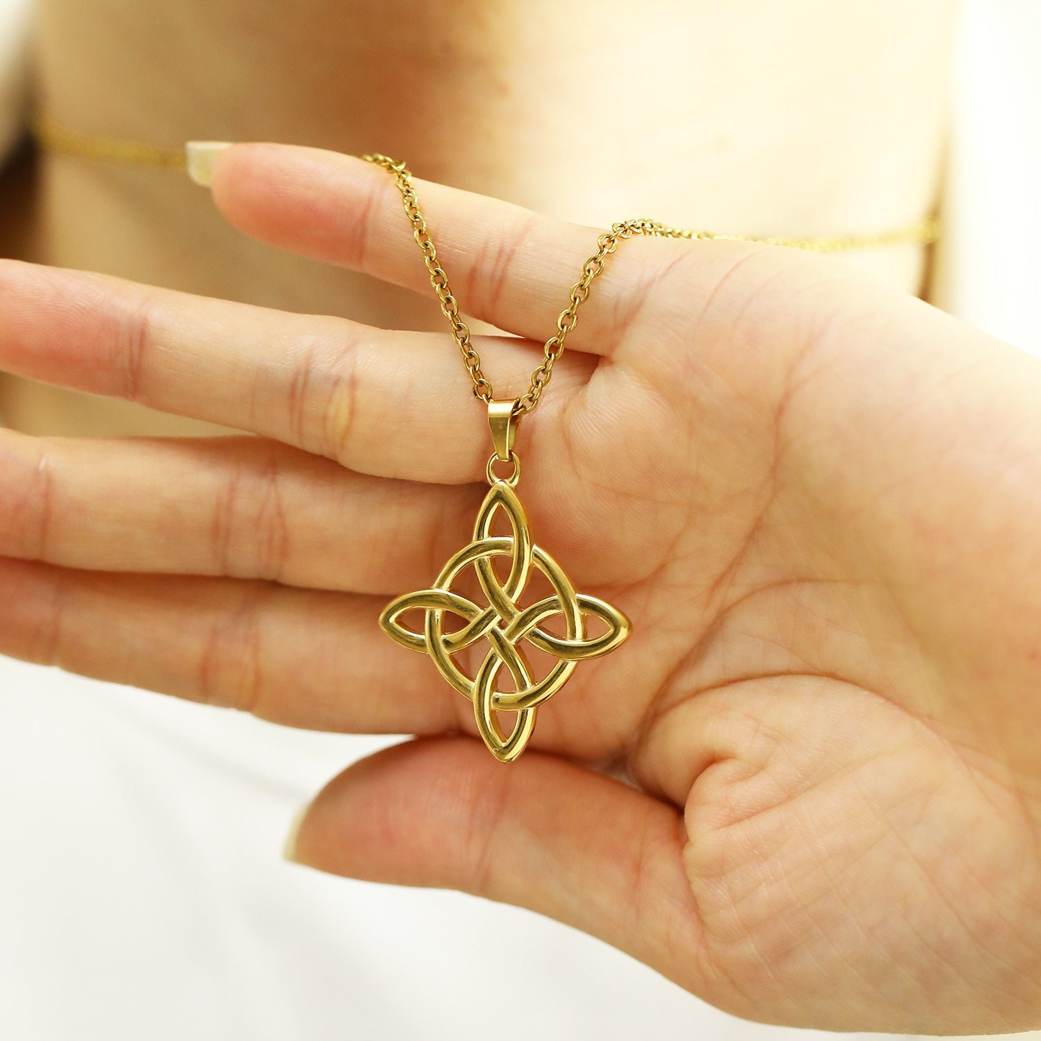 Collier Nœud de Sorcière – Acier Inoxydable de Titane Doré 18K - Biloria