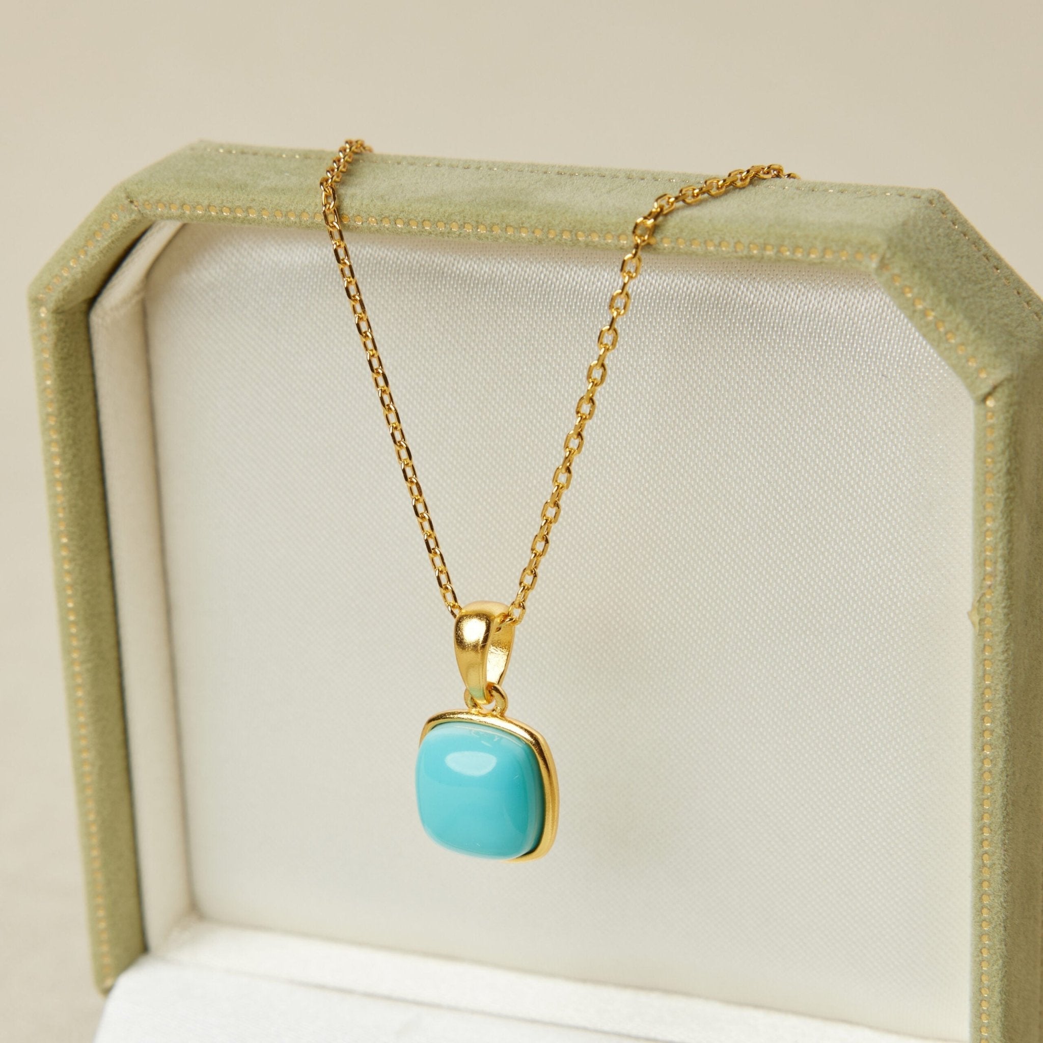 Collier Turquoise Apaisant – Pendentif Carré Argent Plaqué Or - Biloria