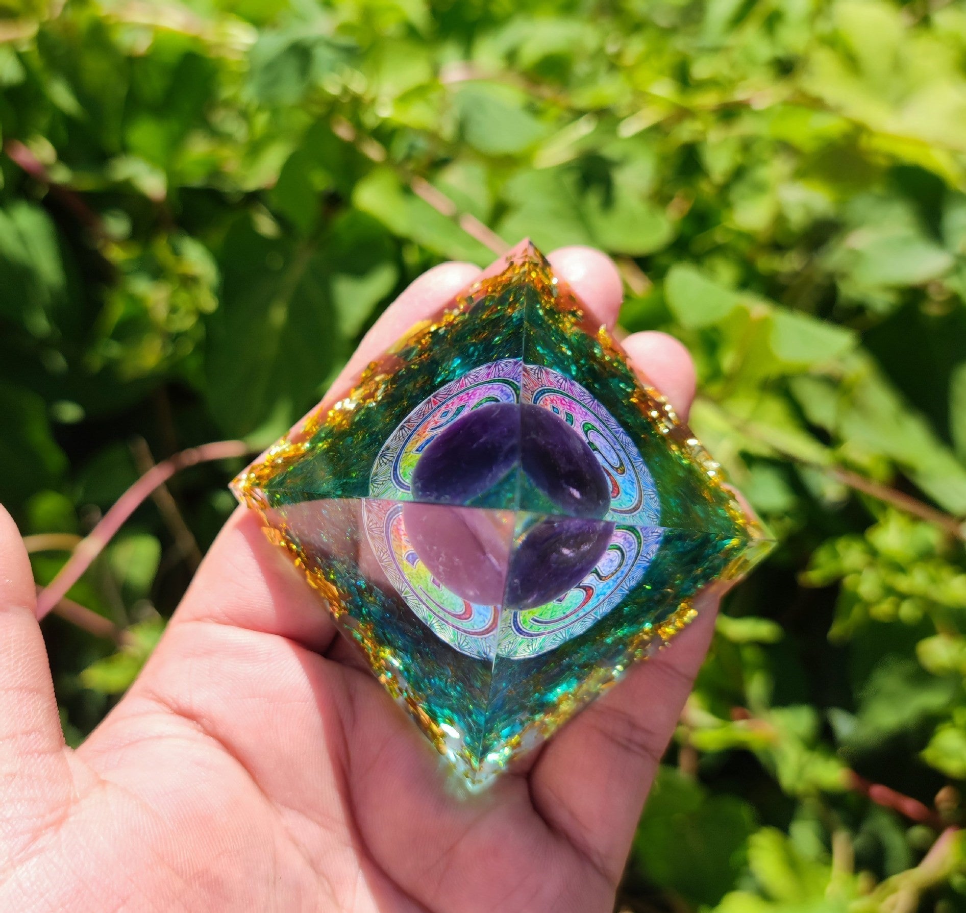 Pyramide Orgonite OM Améthyste Aigue Marine 6 cm – Déco Bureau - Biloria